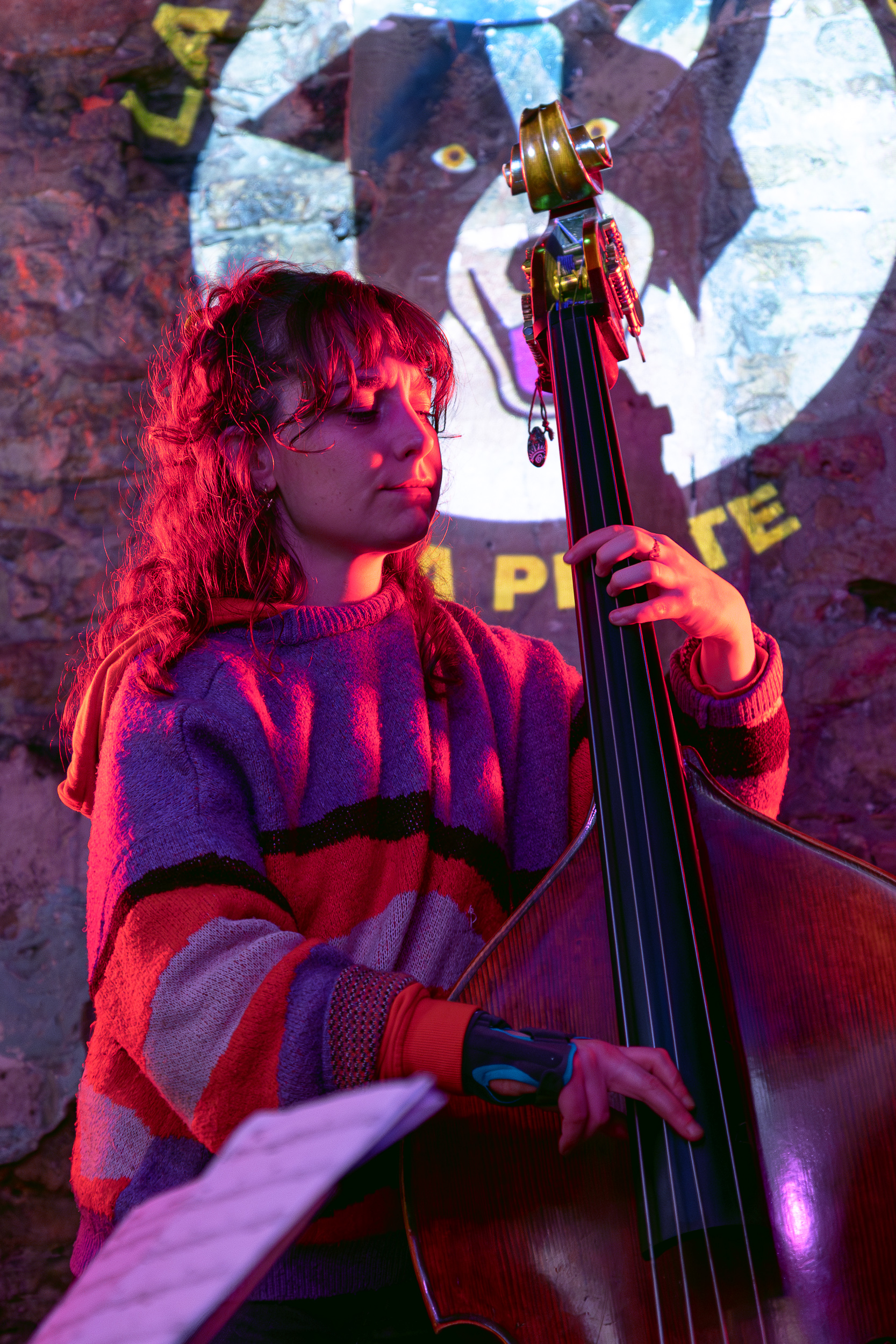 musicienne en train de jouer de la contrebasse