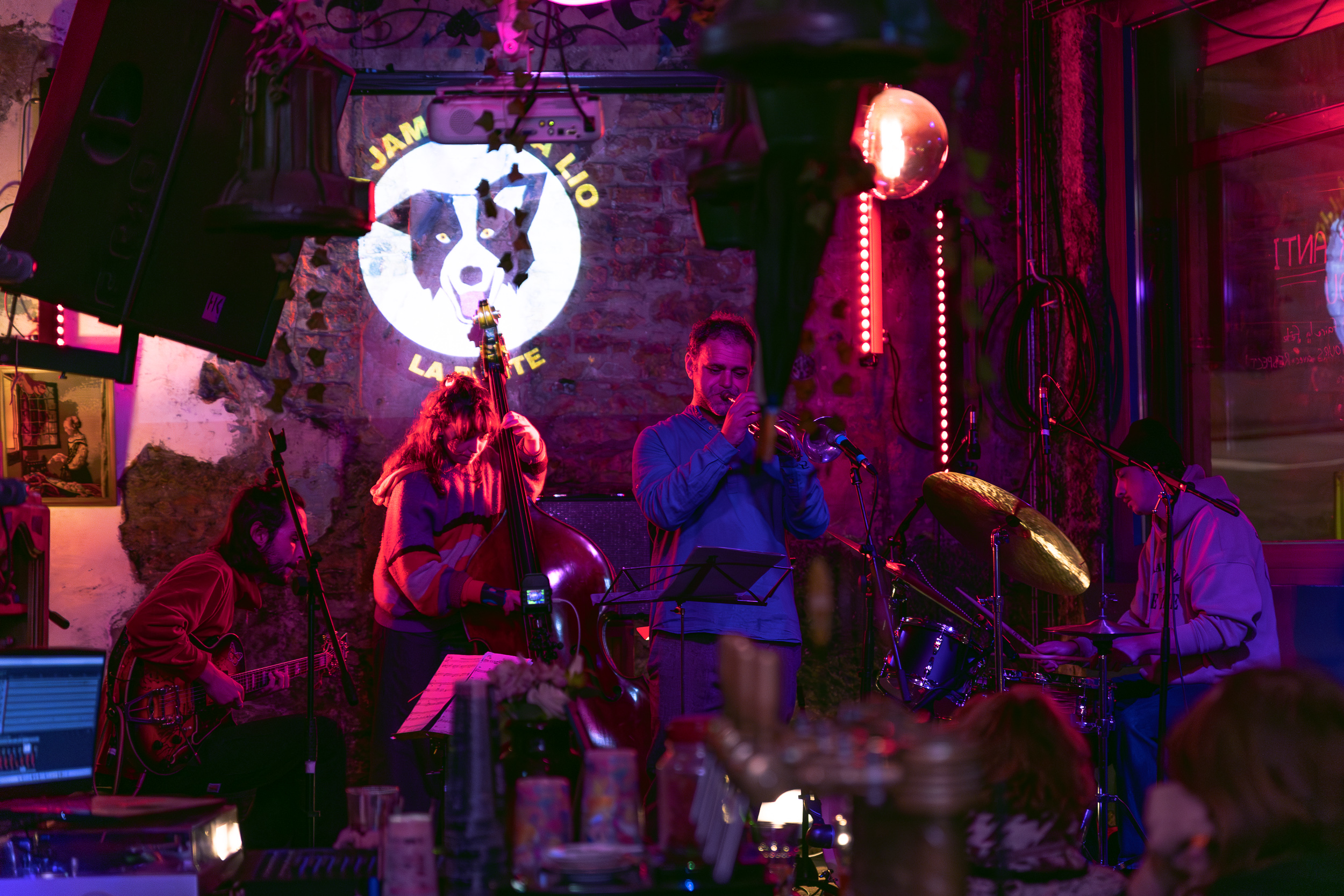 musiciens sur une scène