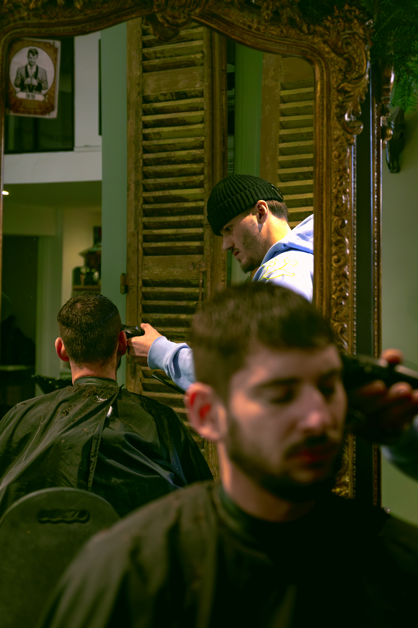 coiffeur en plein travail avec un client
