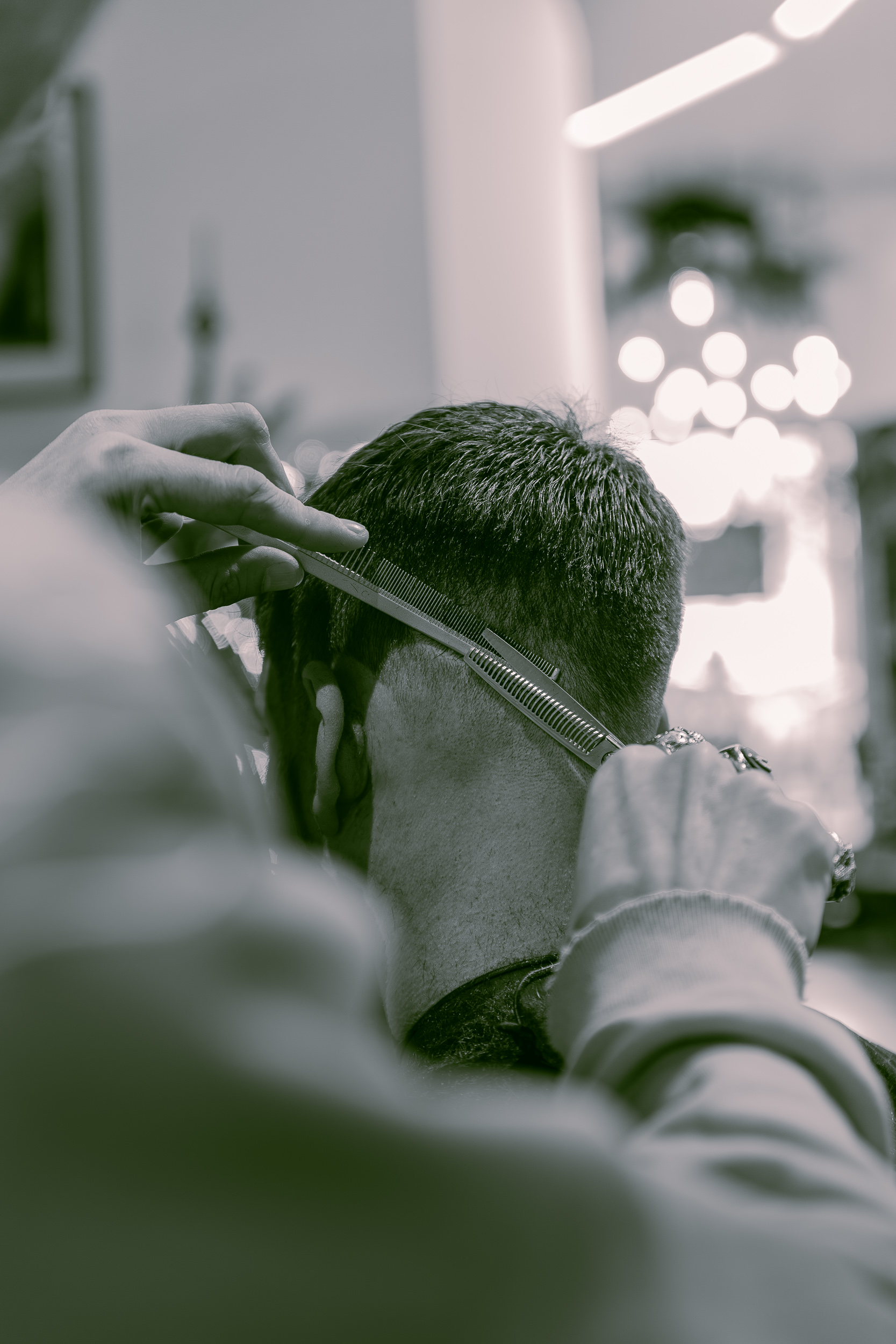 coiffeur en plein travail avec un client