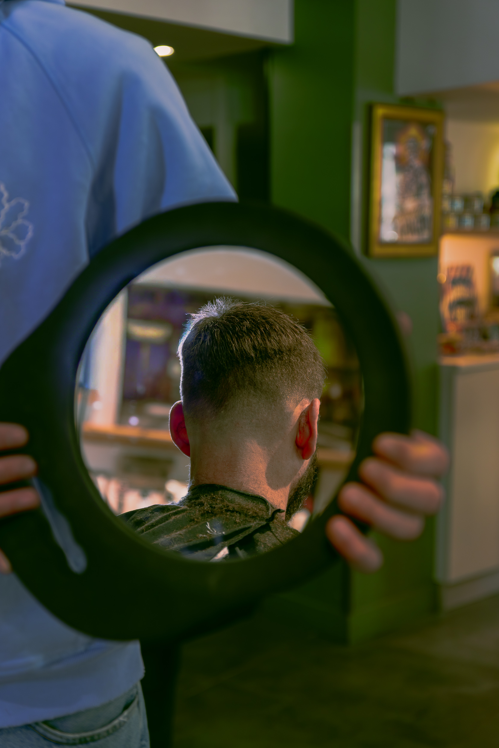 coiffeur en plein travail avec un client