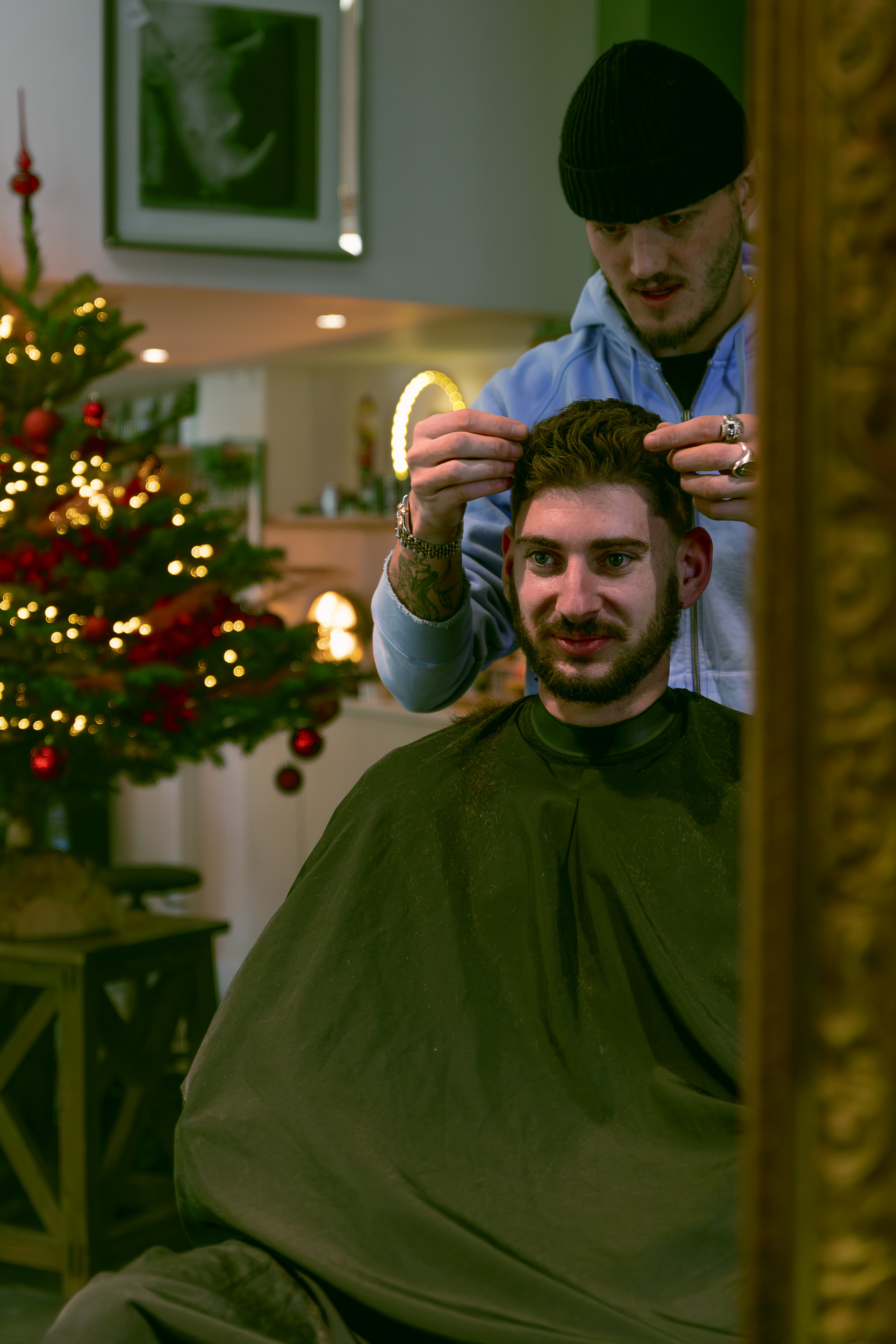coiffeur en plein travail avec un client