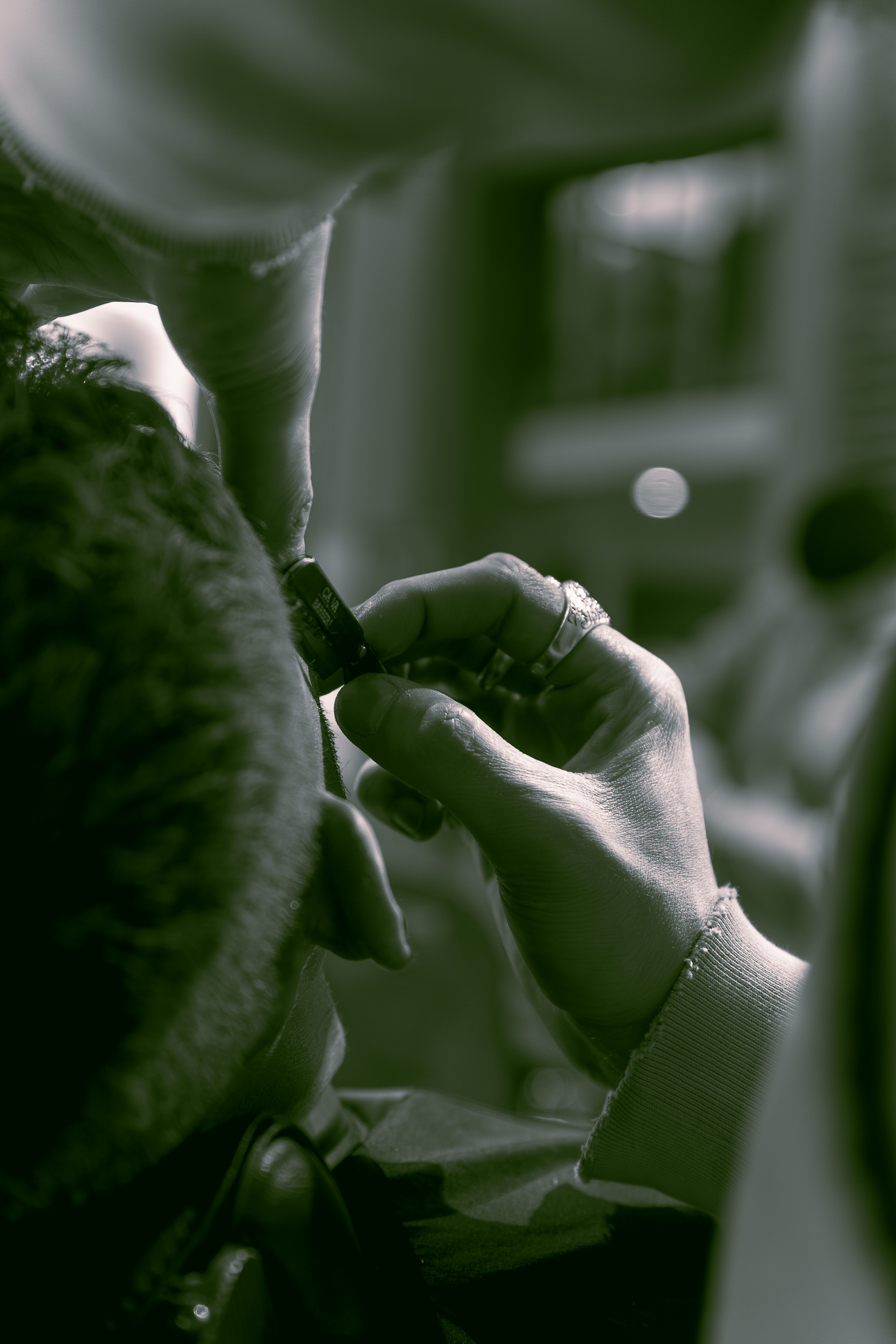 coiffeur en plein travail avec un client