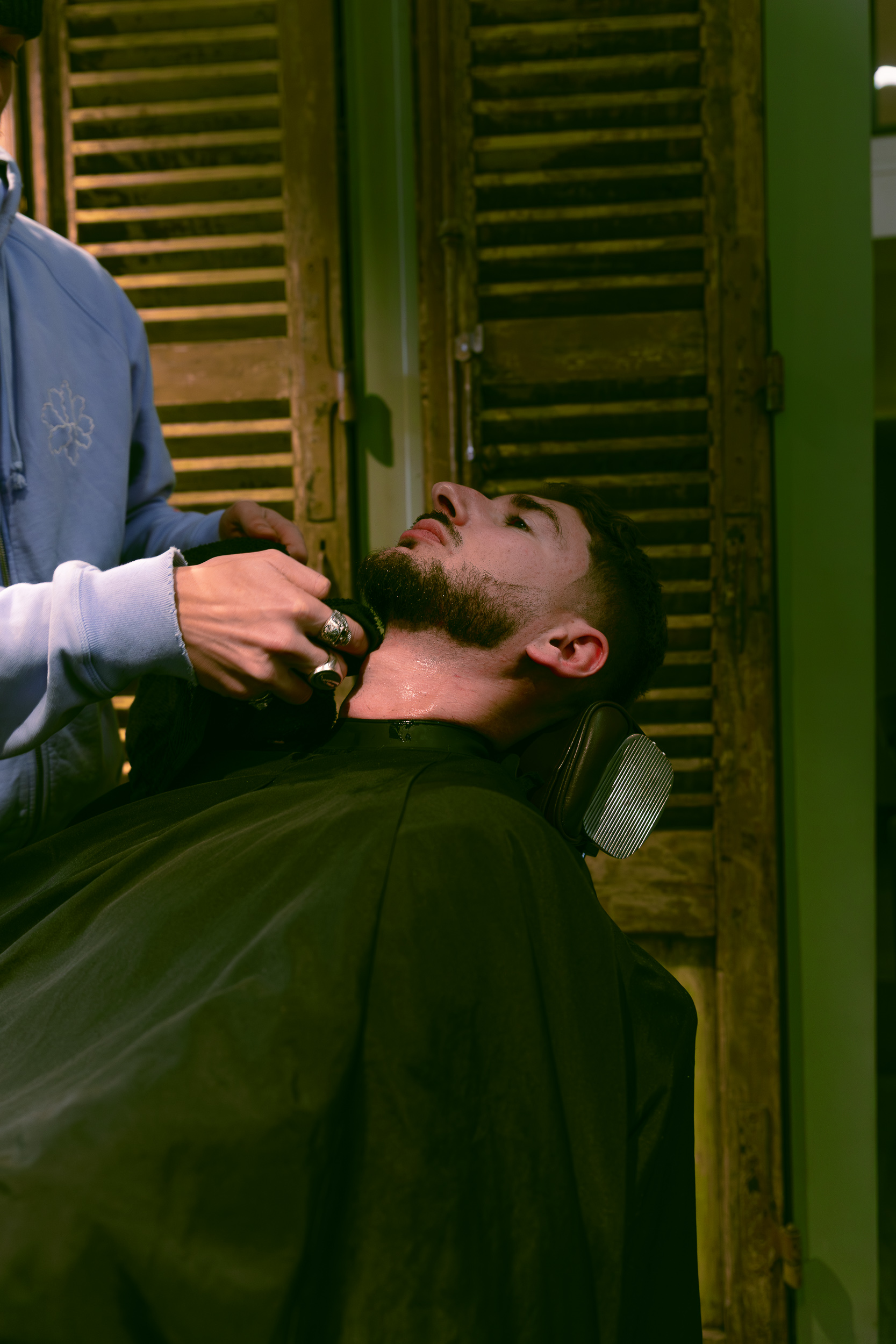 coiffeur en plein travail avec un client
