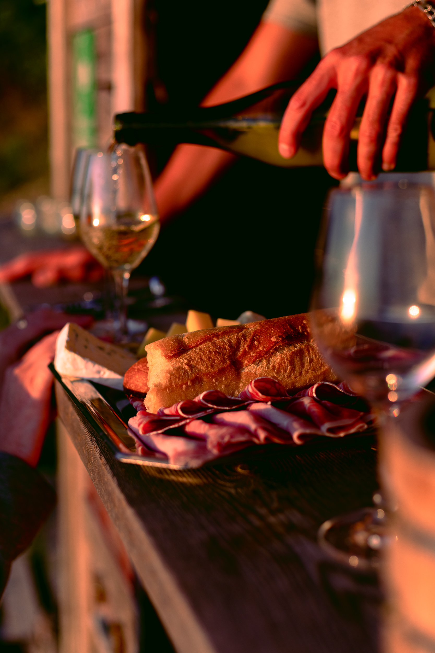 gros plan sur un serveur remplissant un verre et servant un plateau