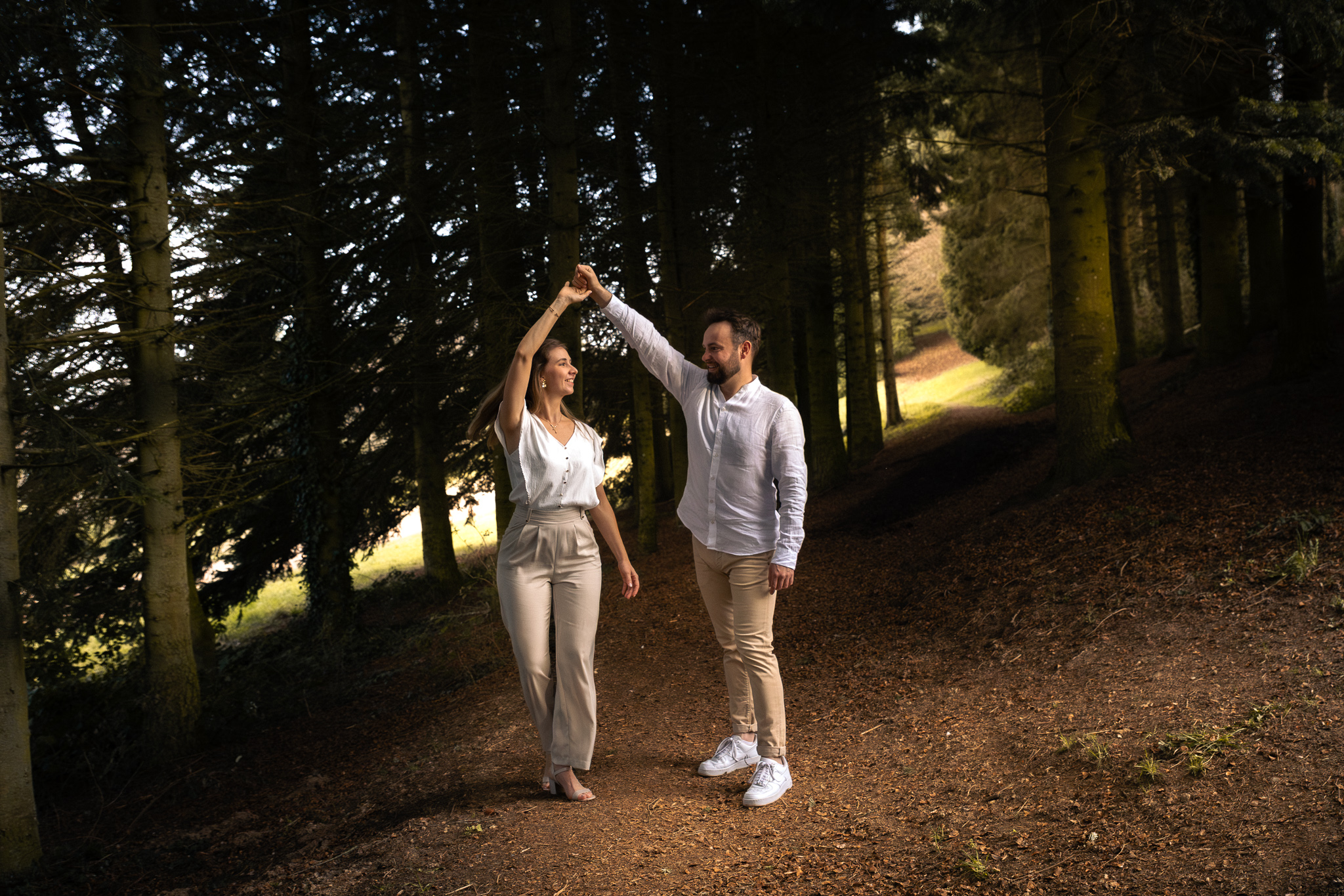 Un couple dansant dans une forêt