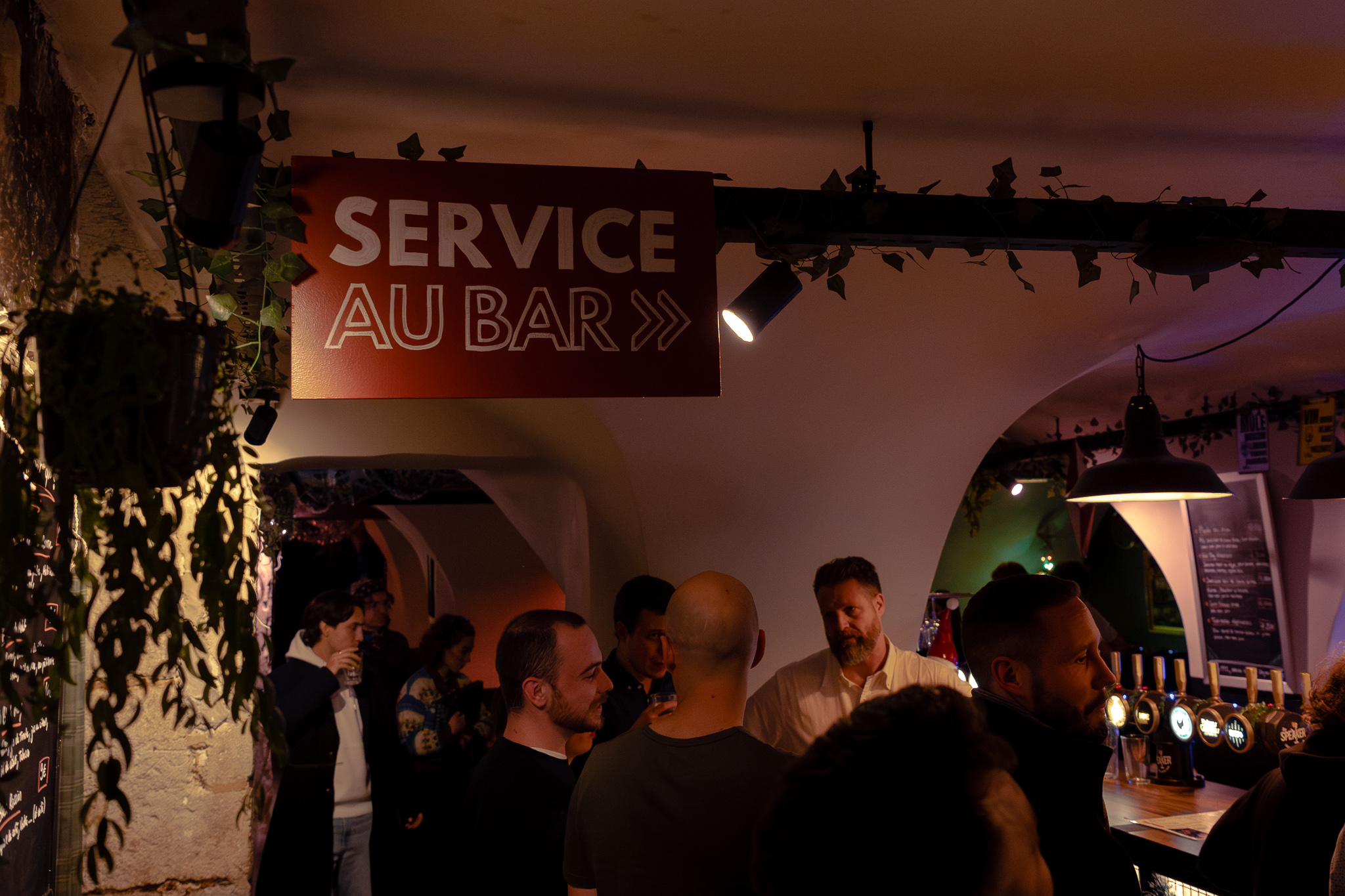 Photo de bar avec des personnes