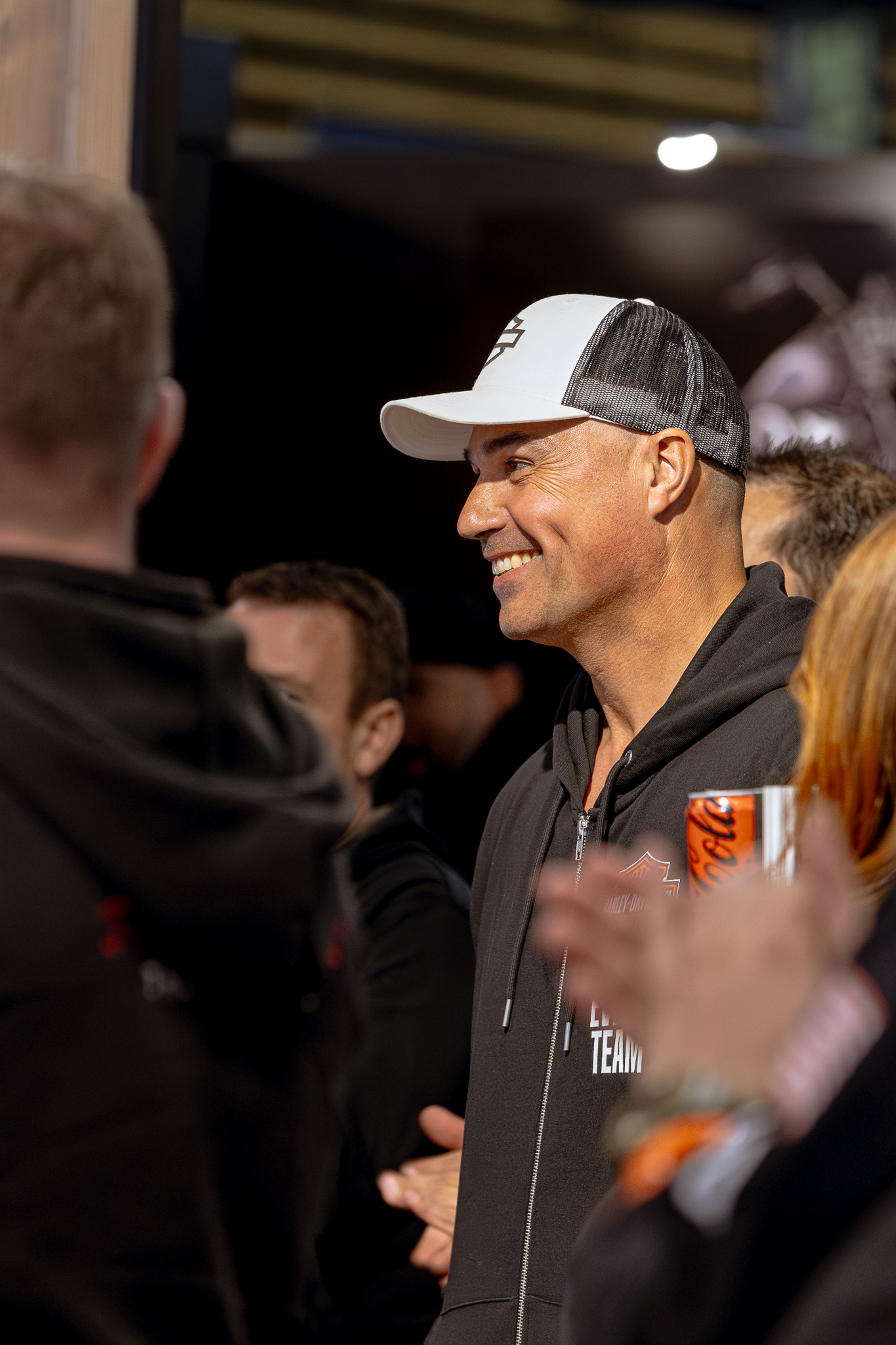 Homme souriant lors d'un salon