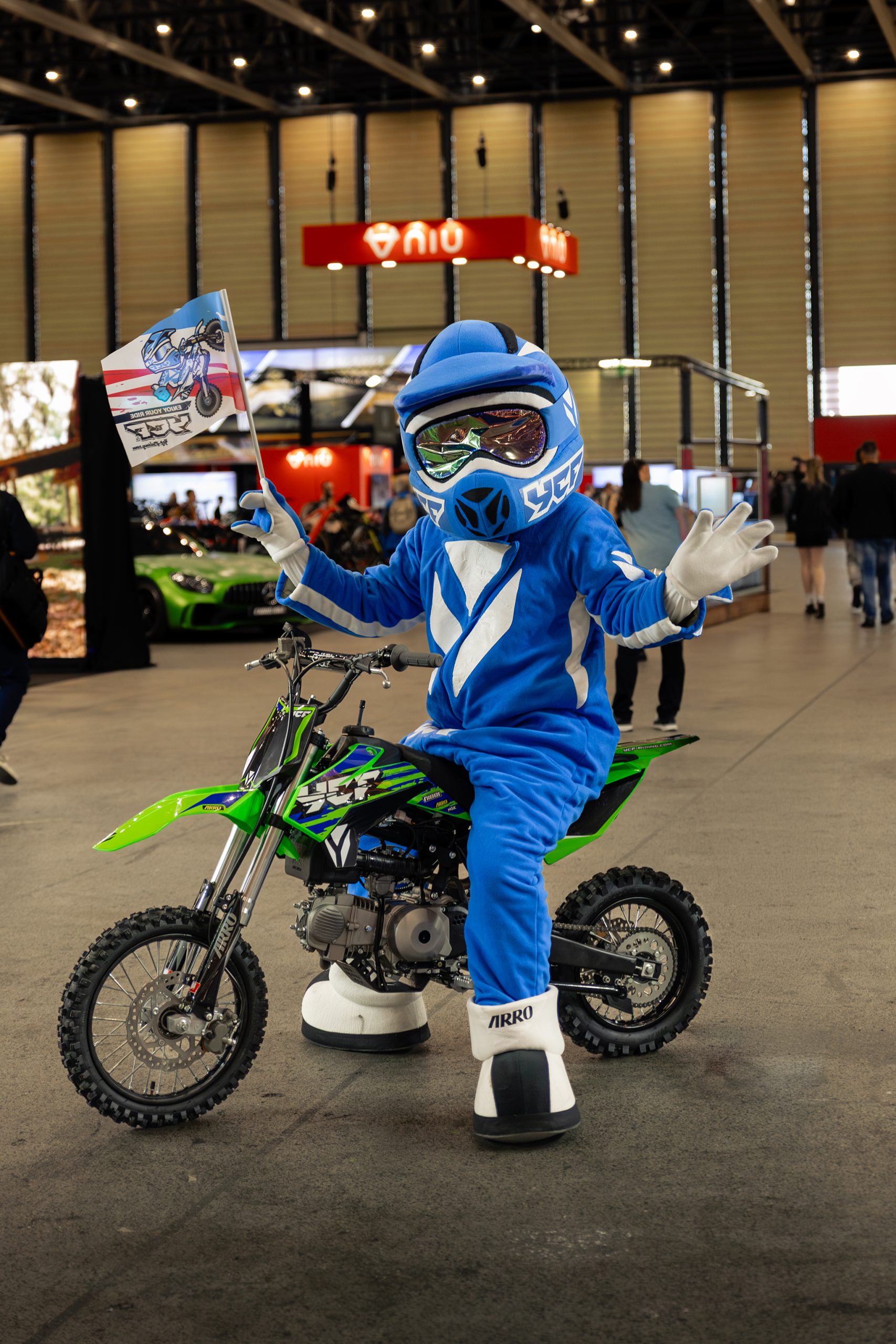 Mascotte YCF lors du salon du 2 roues