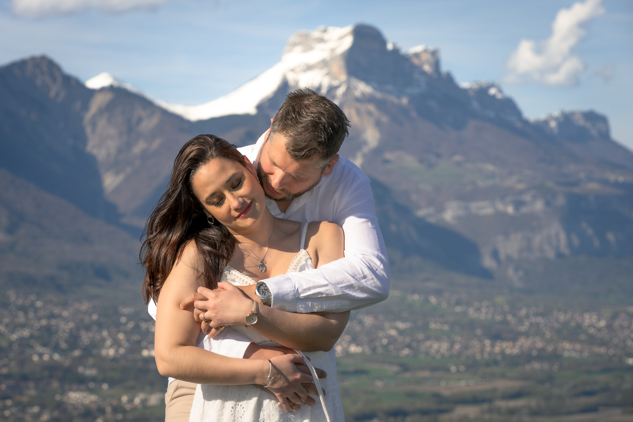Couple se tenant dans les bras