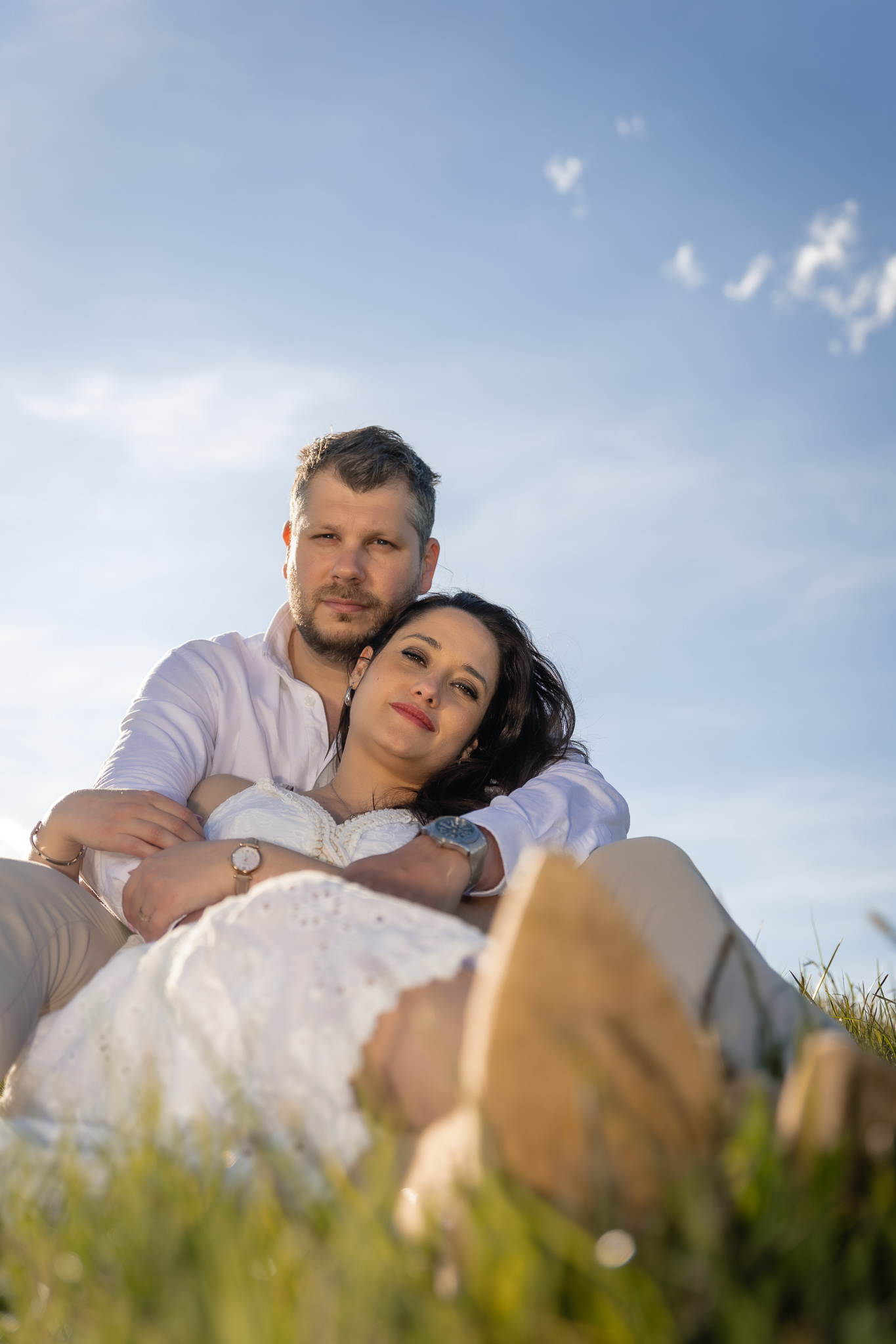 Couple se tenant dans les bras