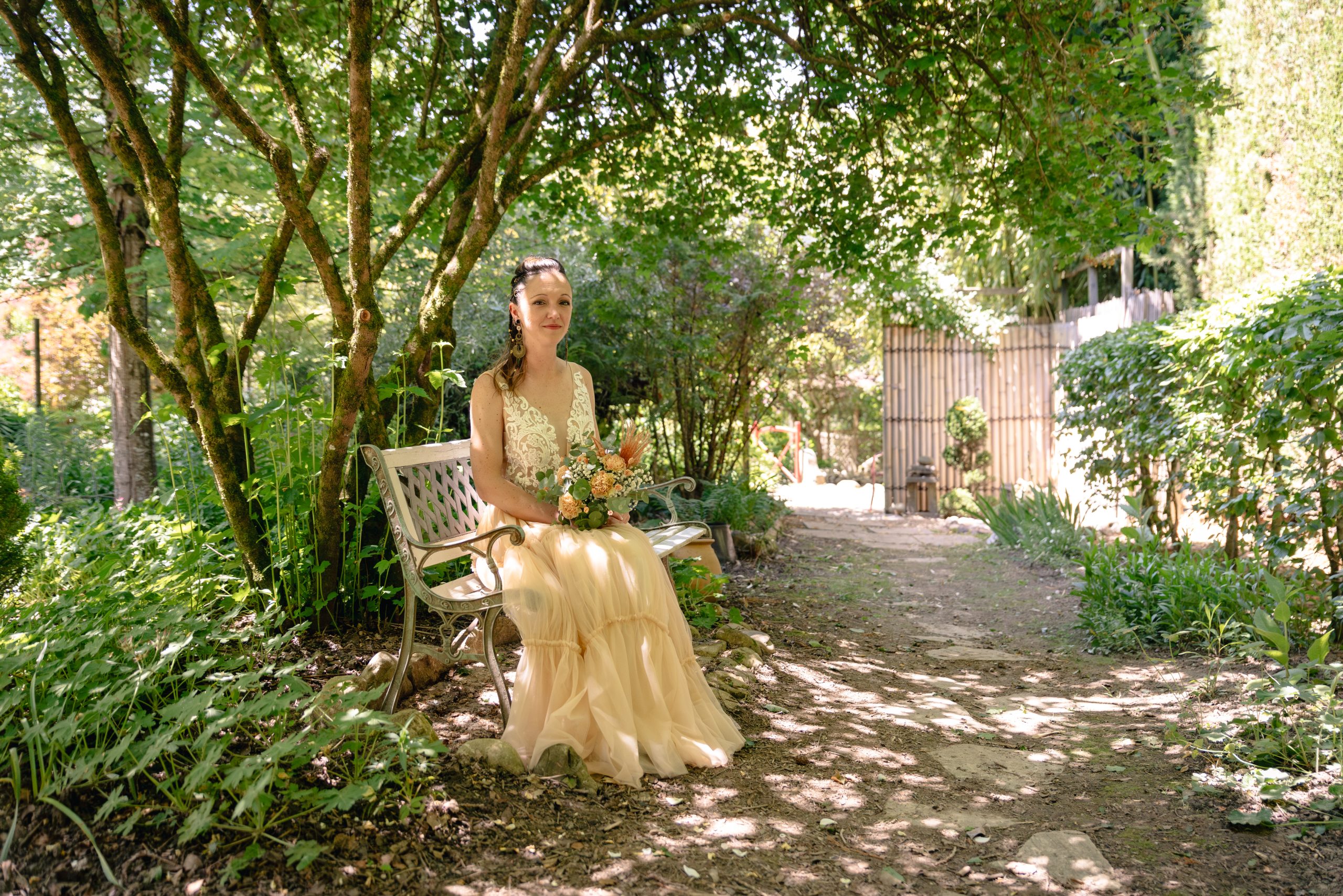 mariée sur un banc